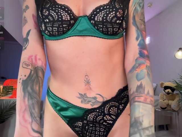 oii-kris-iio live cam on BongaCams