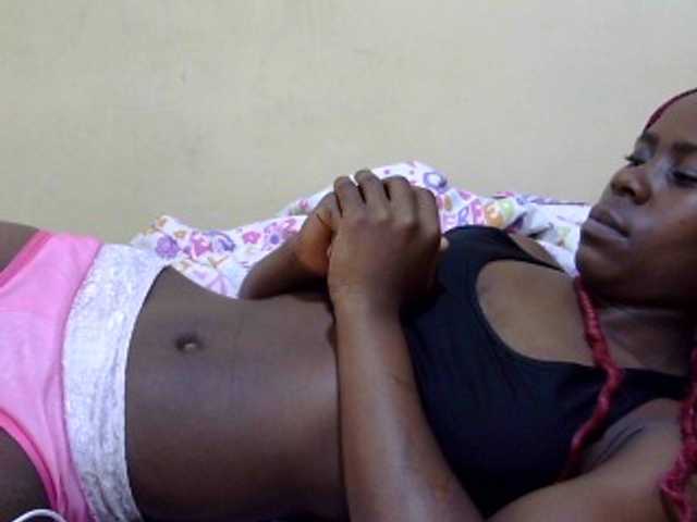 le modèle prettysilviaa est en webcam porno dans un show sur le site bongacams, il possède les tags suivants: Ebony,Redhead,Hairy