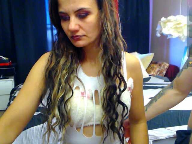 JinnAndJillian live cam on BongaCams