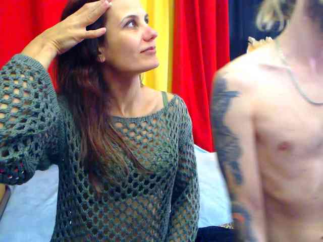JinnAndJillian webcam