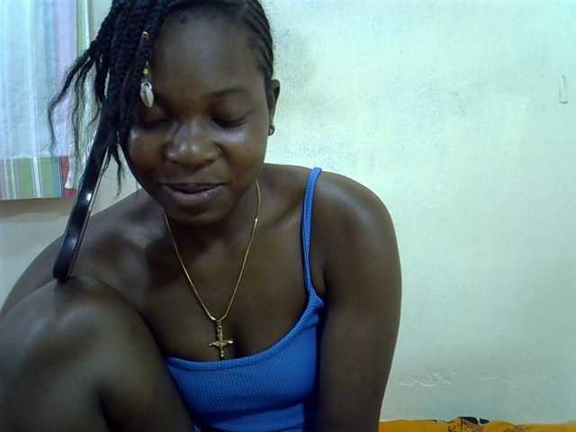 Prettylovie live cam on BongaCams