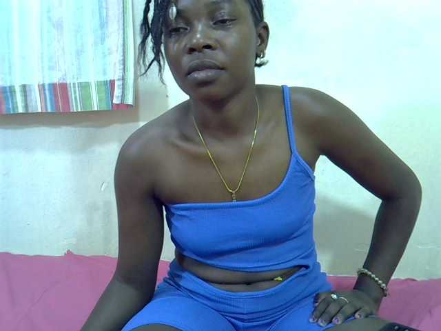 Prettylovie live cam on BongaCams