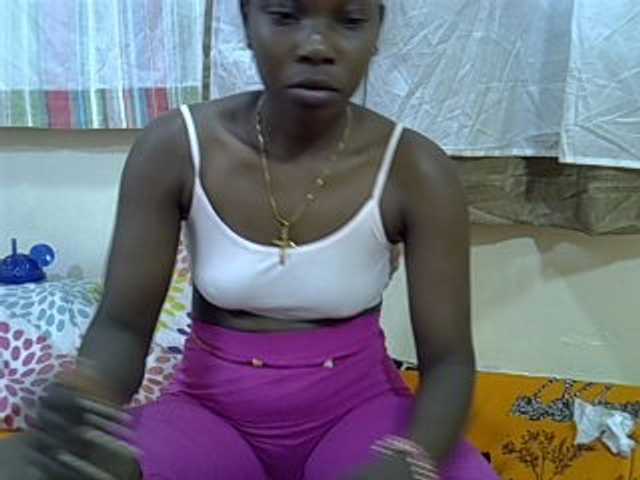 Prettylovie live cam on BongaCams