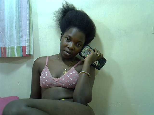 Prettylovie live cam on BongaCams
