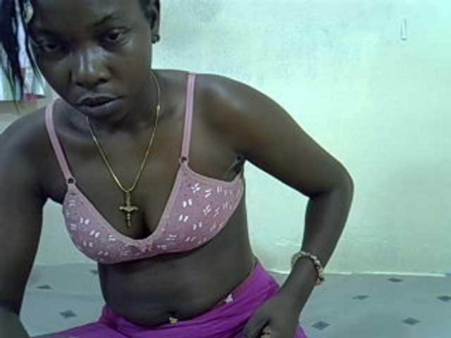 Prettylovie live cam on BongaCams