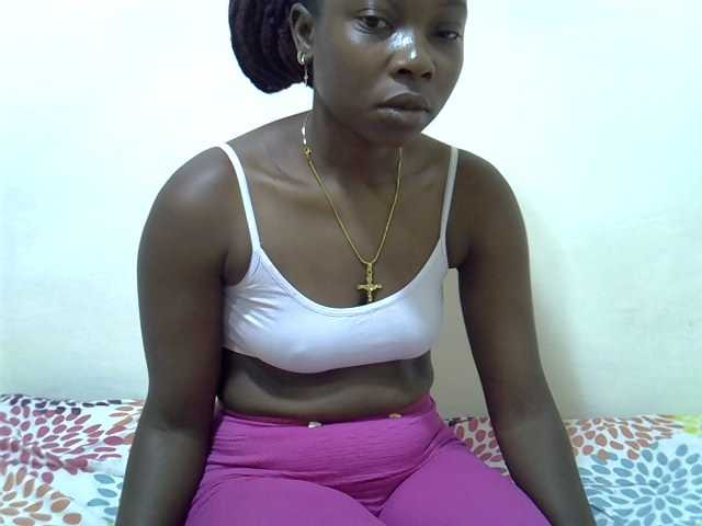 Prettylovie live cam on BongaCams