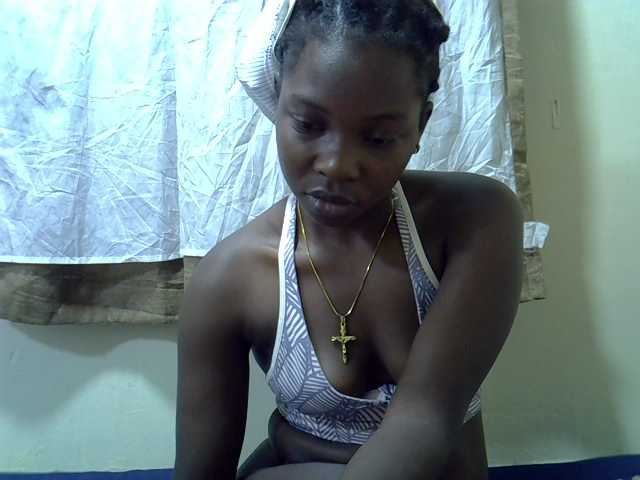 Prettylovie live cam on BongaCams