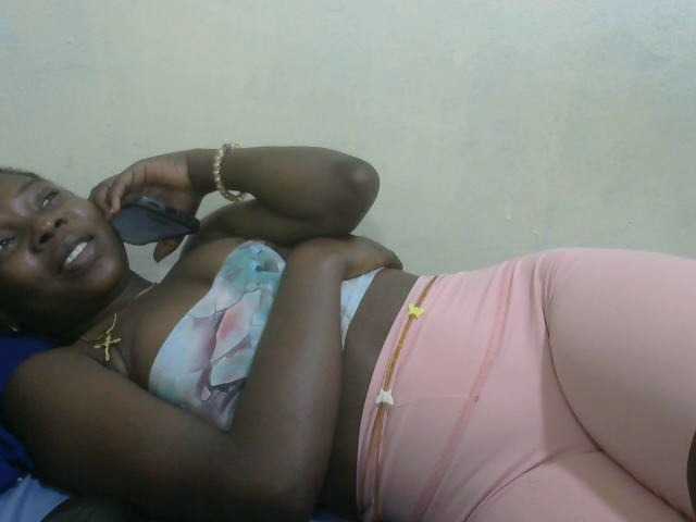 Prettylovie live cam on BongaCams