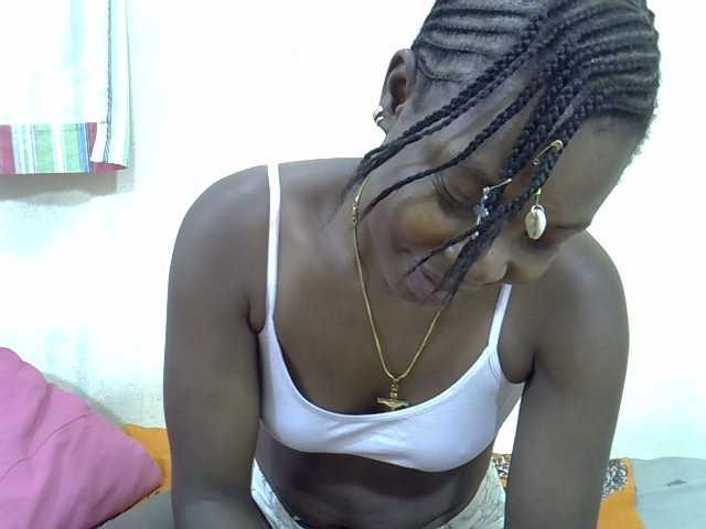 Prettylovie live cam on BongaCams