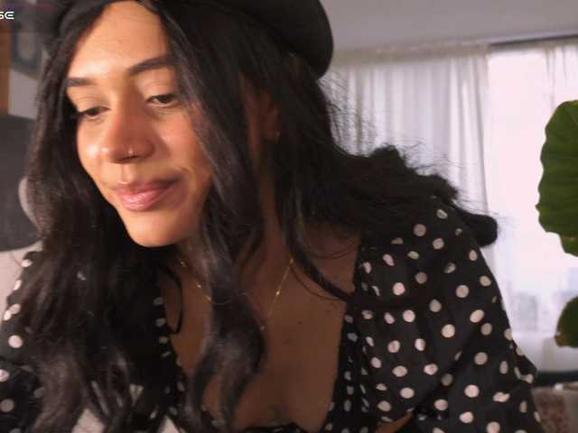 le modèle SeleneVaughan est en webcam porno dans un show sur le site bongacams, il possède les tags suivants: Latino/Hispanic,Brunette,Shaved
