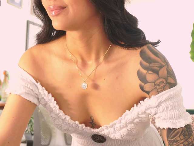 SeleneVaughan live cam on BongaCams
