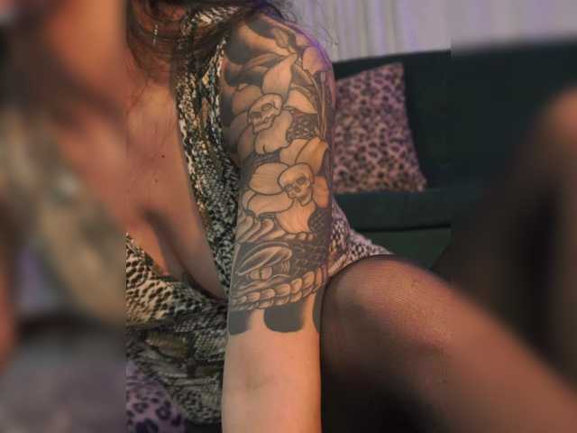 SeleneVaughan live cam on BongaCams