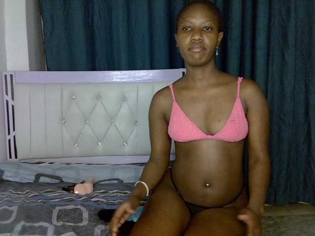 Prettyluxe live cam on BongaCams