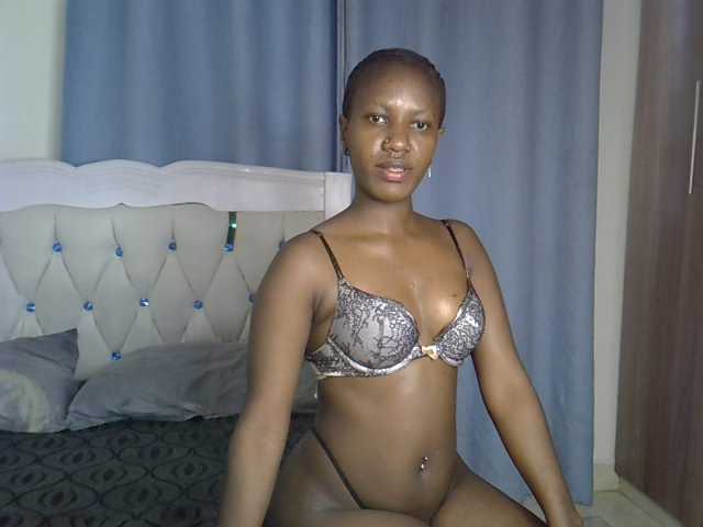 Prettyluxe live cam on BongaCams