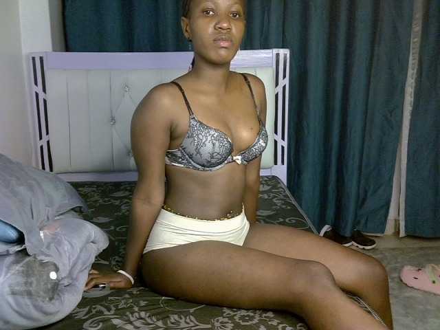 Prettyluxe live cam on BongaCams