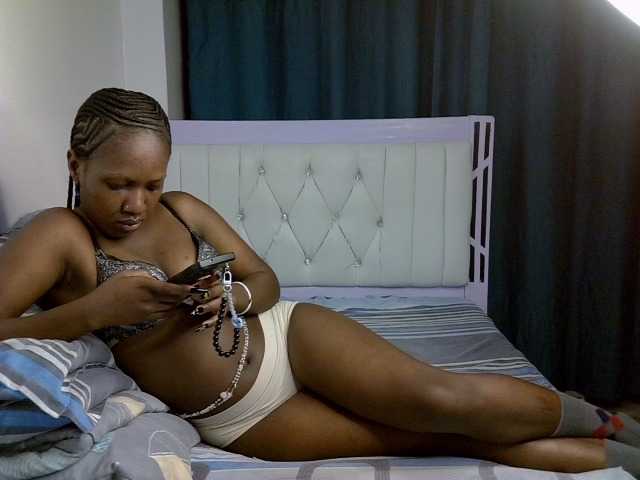 Prettyluxe live cam on BongaCams