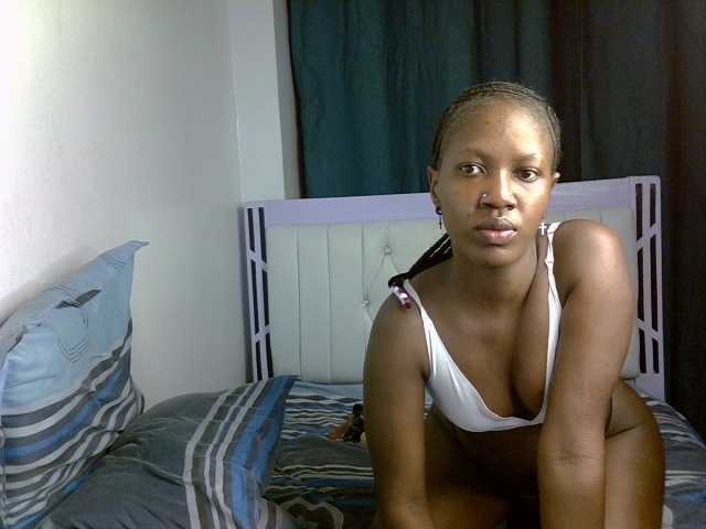 Prettyluxe live cam on BongaCams
