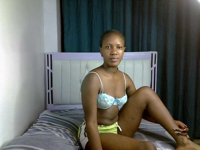 Prettyluxe live cam on BongaCams