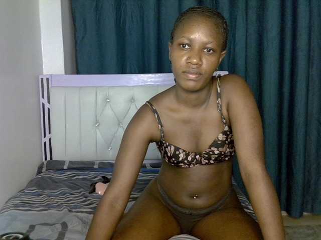 Prettyluxe live cam on BongaCams