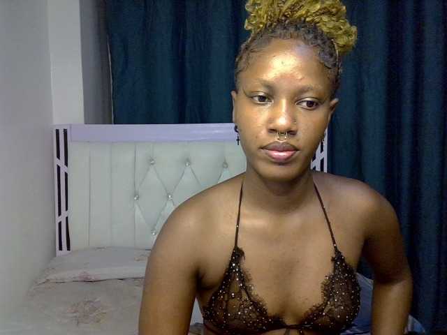 Prettyluxe live cam on BongaCams