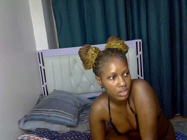 Prettyluxe live cam on BongaCams