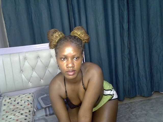 Prettyluxe live cam on BongaCams
