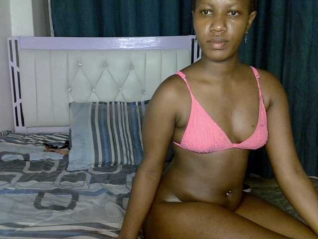 Prettyluxe live cam on BongaCams