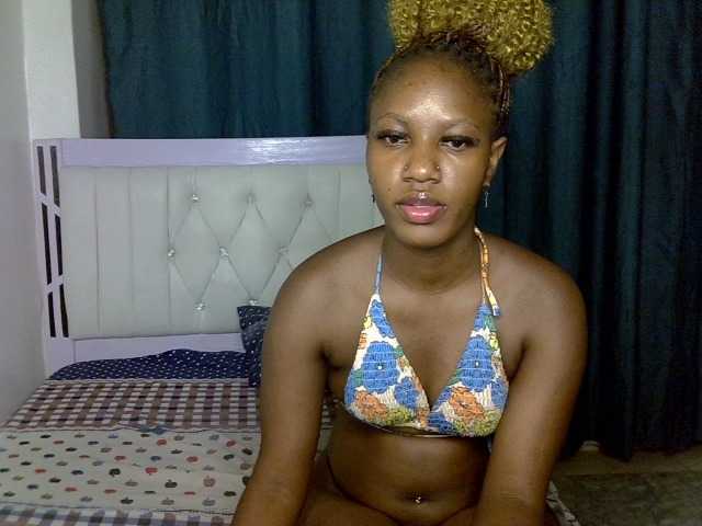le modèle Prettyluxe est en webcam porno dans un show sur le site bongacams, il possède les tags suivants: Ebony,Redhead,Shaved