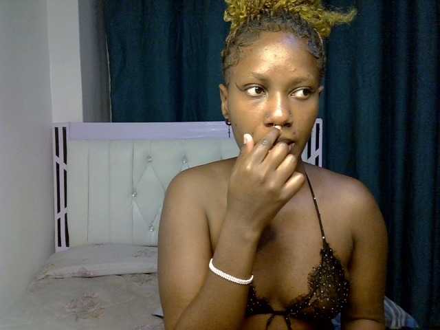 Prettyluxe live cam on BongaCams
