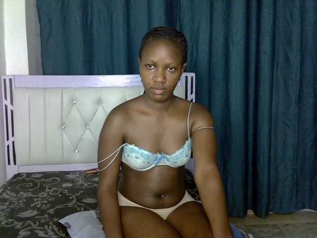 Prettyluxe live cam on BongaCams
