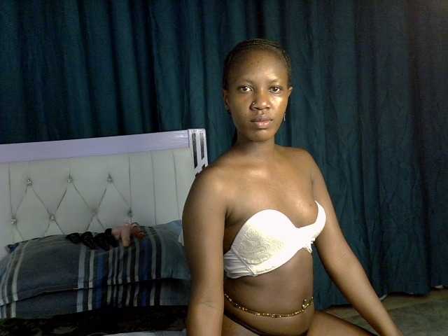 Prettyluxe live cam on BongaCams
