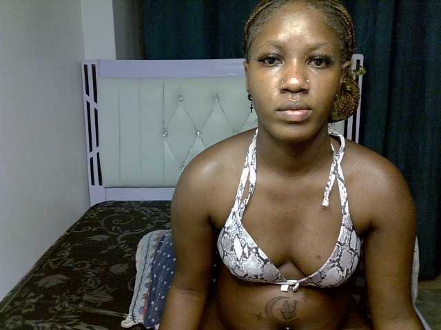 Prettyluxe live cam on BongaCams