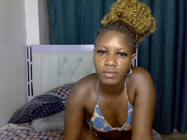 Prettyluxe live cam on BongaCams