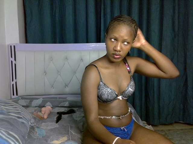 Prettyluxe live cam on BongaCams