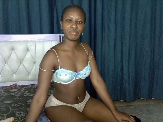 Prettyluxe live cam on BongaCams