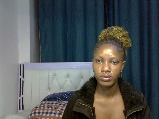 Prettyluxe live cam on BongaCams