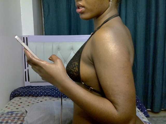 Prettyluxe live cam on BongaCams