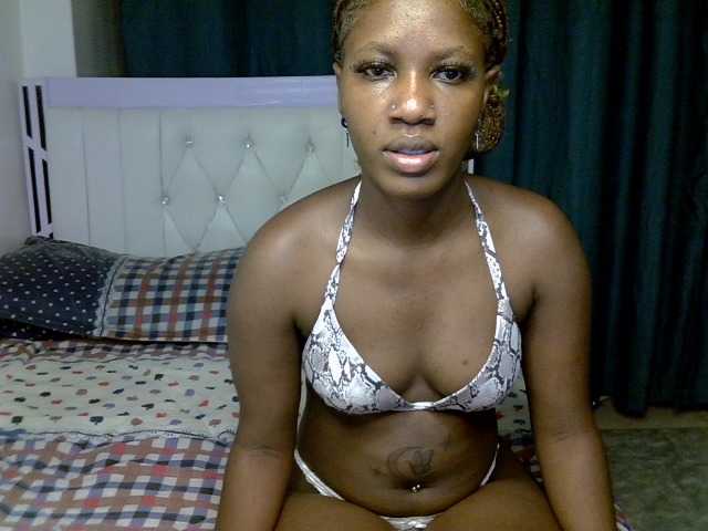 Prettyluxe live cam on BongaCams