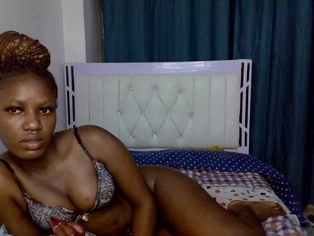 Prettyluxe live cam on BongaCams