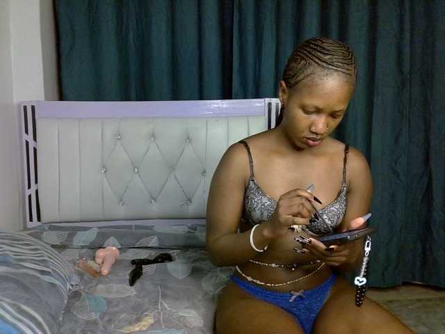 Prettyluxe live cam on BongaCams