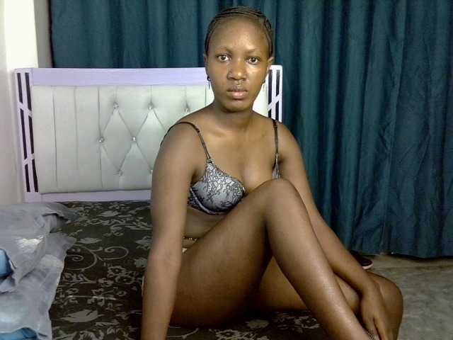 Prettyluxe live cam on BongaCams