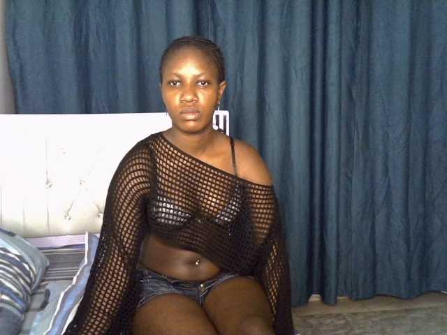 Prettyluxe live cam on BongaCams