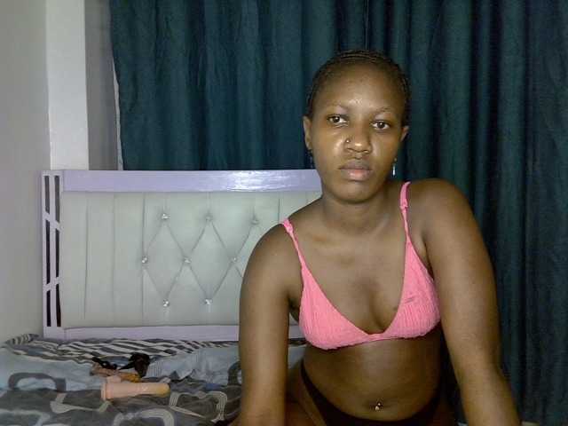 Prettyluxe live cam on BongaCams
