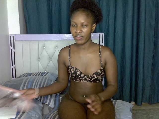 Prettyluxe live cam on BongaCams