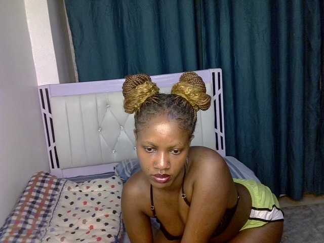 Prettyluxe live cam on BongaCams