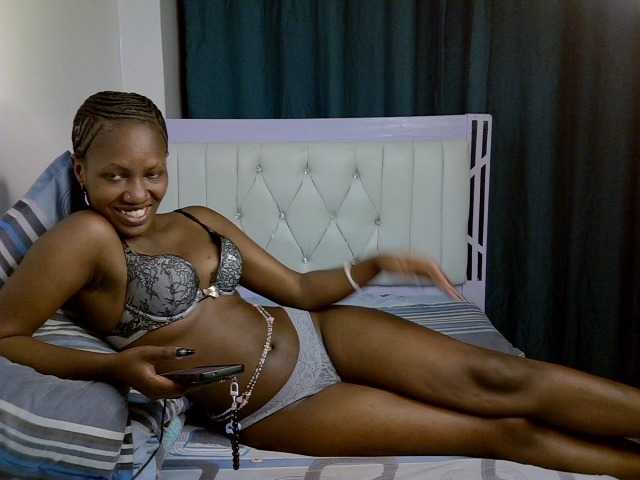 Prettyluxe live cam on BongaCams