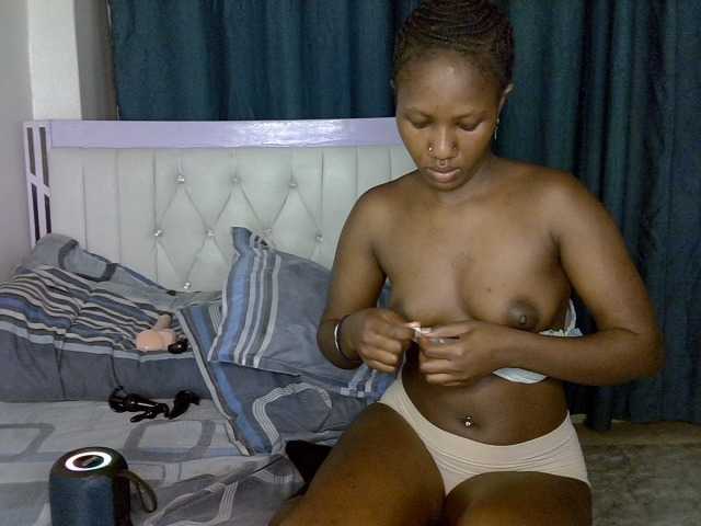 Prettyluxe live cam on BongaCams