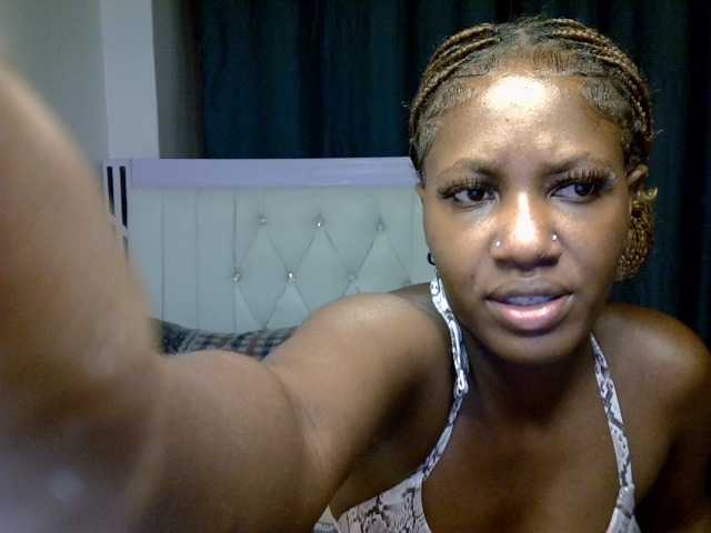Prettyluxe live cam on BongaCams