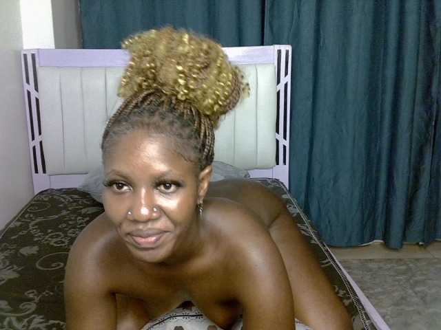 Prettyluxe live cam on BongaCams