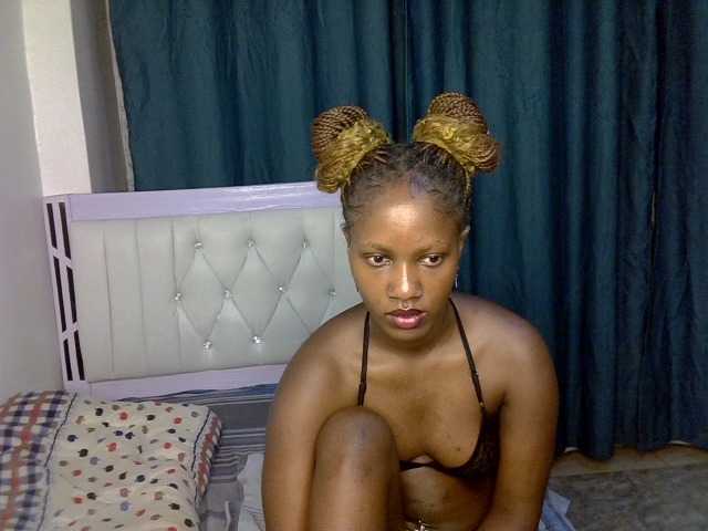Prettyluxe live cam on BongaCams